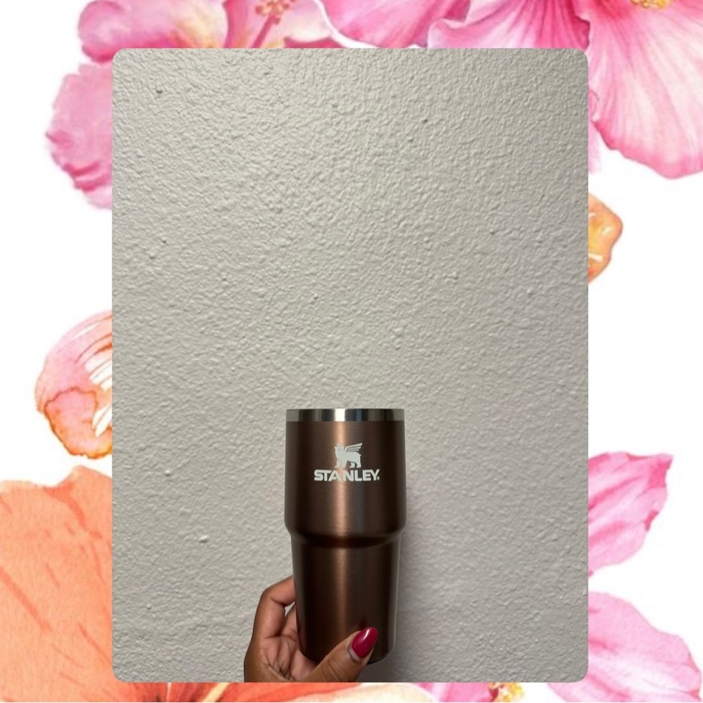 Stanley Rose Gold Tumbler
20 oz 
Has lid to it